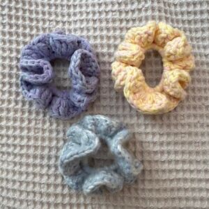 Lot of 3 handmade pastel scrunchies‎
